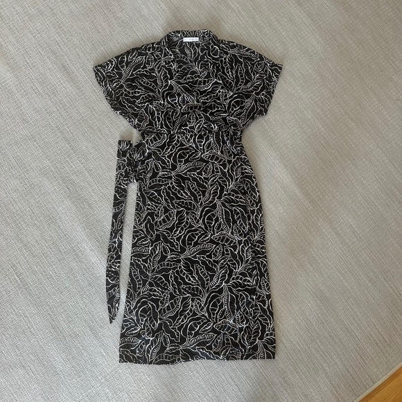 (SOLD) Mango black leaf pattern collared wrap midi dress, US size 10 - Picture 3 of 11
